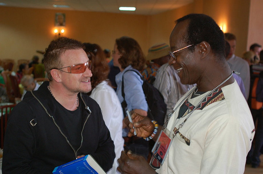 Bono wspiera Afrykę nie tylko finansowo, tu z ekonomistą Georgem Ayitteyem z Ghany